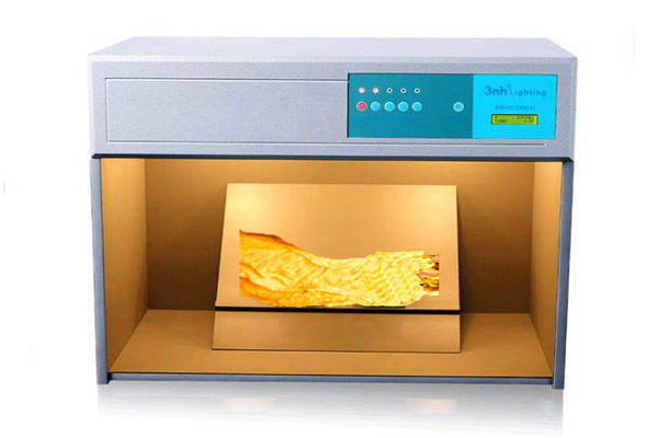 Evaluation of tobacco leaf color using standard light boxes